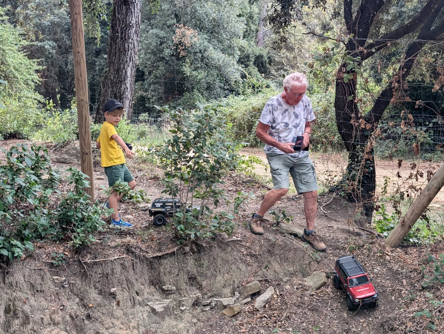 Des adh&eacute;rents accompagnent leurs crawlers dans les sous-bois