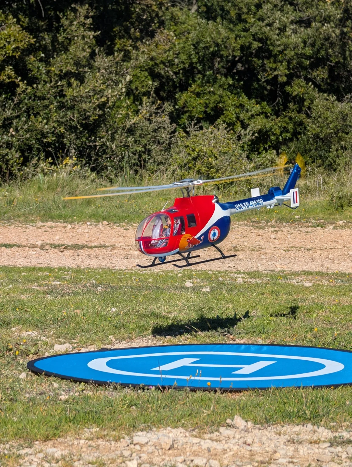 Un h&eacute;licopt&egrave;re au d&eacute;collage