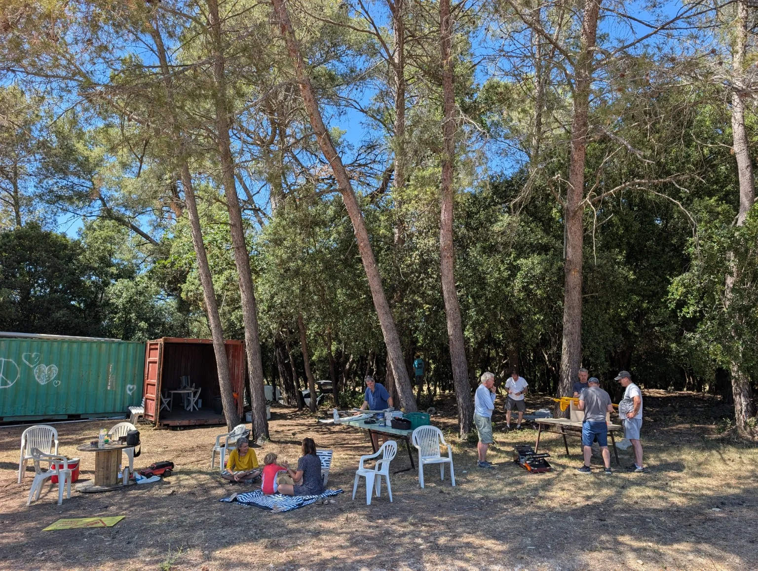 Les mod&egrave;les et les espaces de rencontre au terrain du club